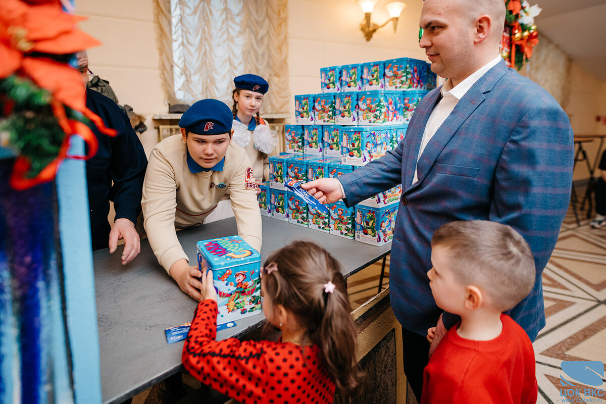 28.12.2023 г. В канун Нового года в Центральном академическом театре Российской Армии (ЦАТРА) прошла праздничная ёлка Главнокомандующего Воздушно-космическими силами (ВКС) для детей военнослужащих ВКС.-5