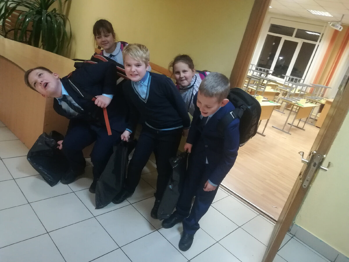 Попросила учеников мои мешки с тетрадями донести до вахты 😂 "Тяжела ноша", - изображают. 