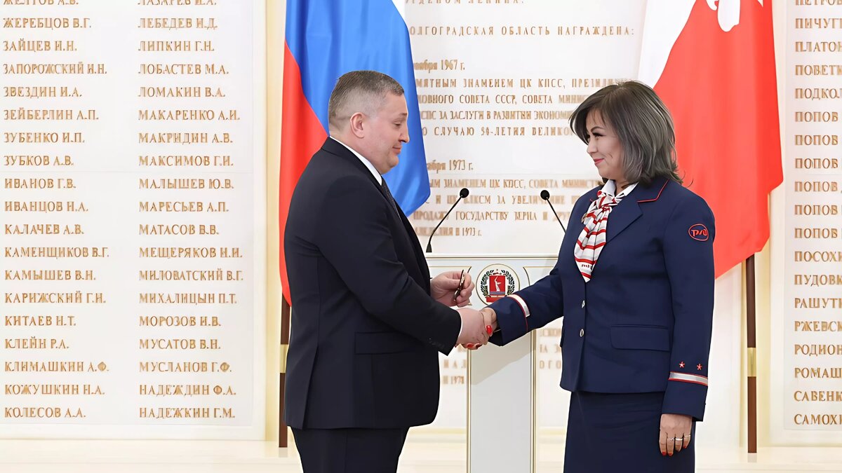     За несколько дней до Нового года в Волгограде состоялось вручение госнаград за заслуги в определённых сферах. Награды лично вручал губернатор Андрей Бочаров.