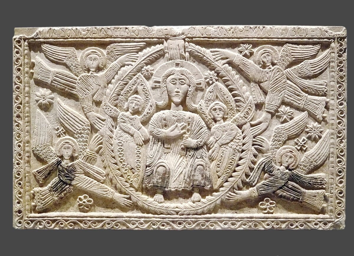 Ангелы держат вокруг Иисуса Христа венок победы на алтаре короля Ратхиса в храме Сан-Мартино в Чивидале-дель-Фриули. 8в.