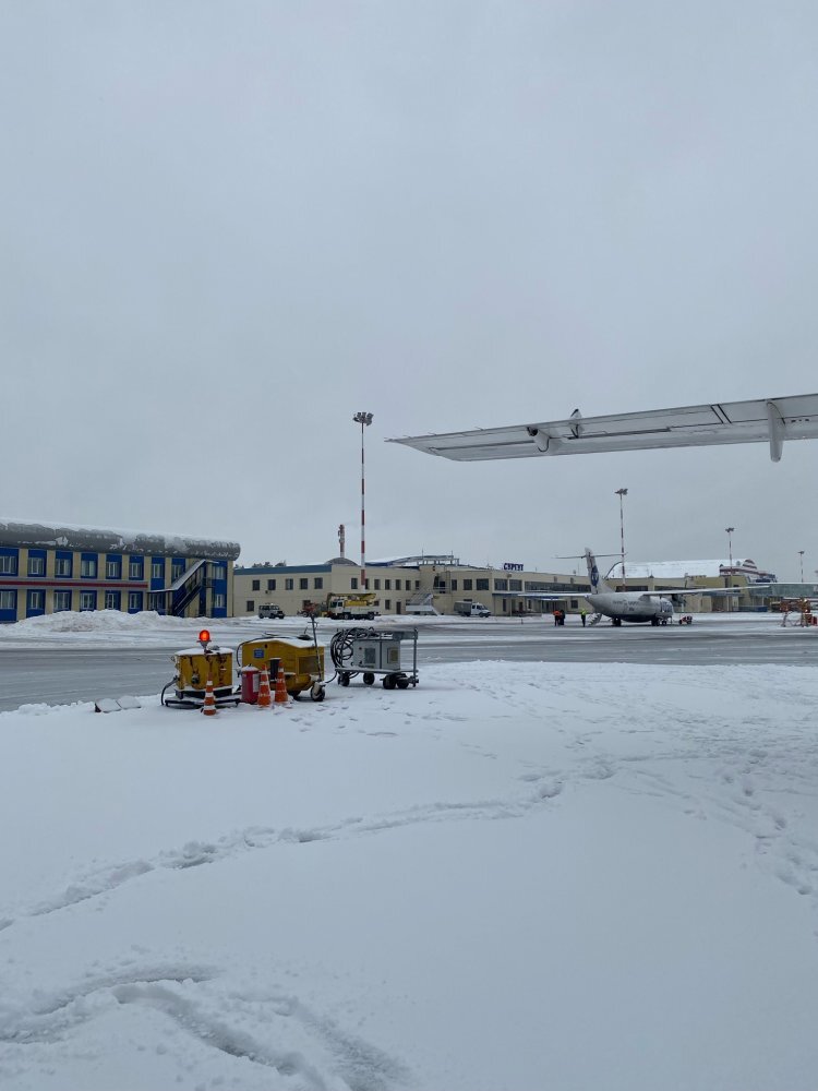    У летевшего в Югру самолета отказал двигатель