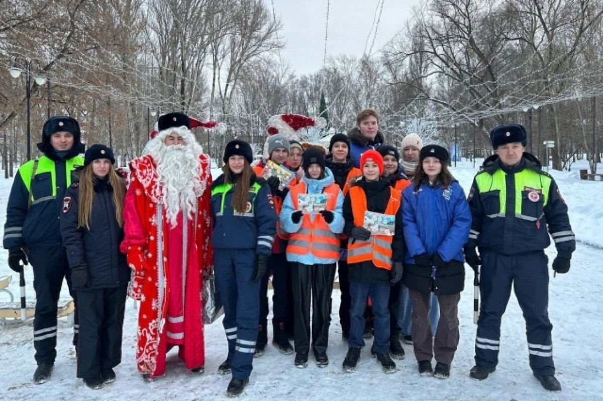    В Перми сотрудники ГИБДД организовали акцию «Новогодний патруль»