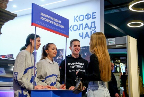    Сбор подписей в Москве в поддержку выдвижения действующего президента России Владимира Путина для участия в выборах