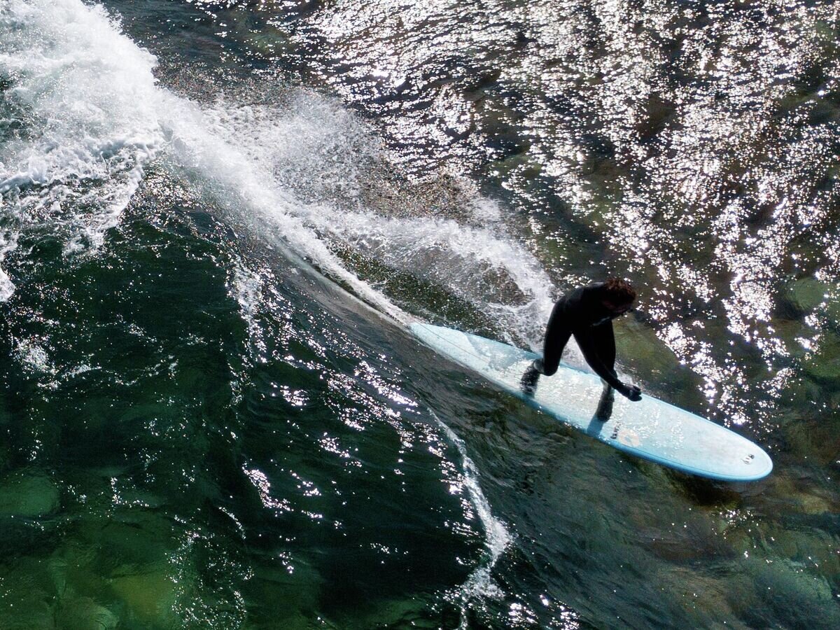    Серфер в бухте Ахлестышева на острове Русском© РИА Новости / Александр Кряжев