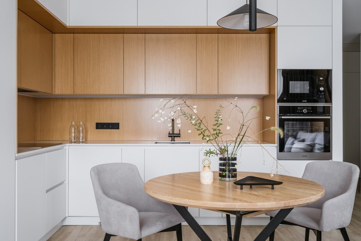 Интерьер кухни в квартире 107 кв.м в г. Долгопрудном. Дизайнер: Юлия Люблянова; декоратор: Варвара Калитская; фотограф: Михаил Чекалов