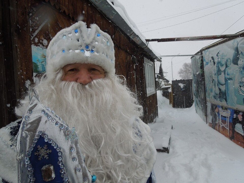    Дед Мороз Иванов и дом с огнями Нового года в Киселевске, 2016 год. Лариса МАКСИМЕНКО