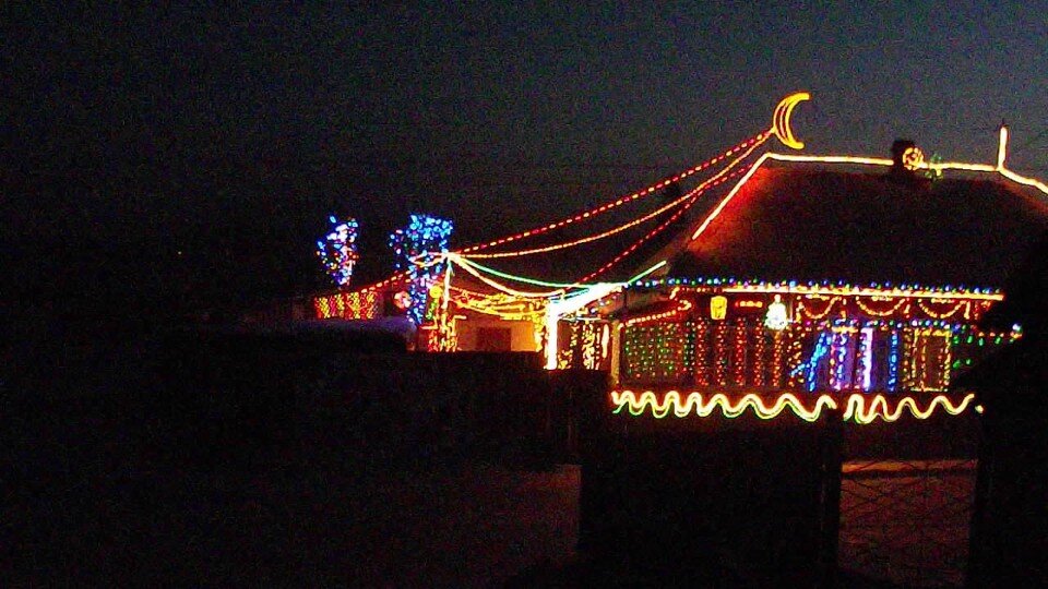    Так светился дом Деда Мороза Анатолия Иванова в начале 2000-х в Киселевске. Фото - архив семьи.