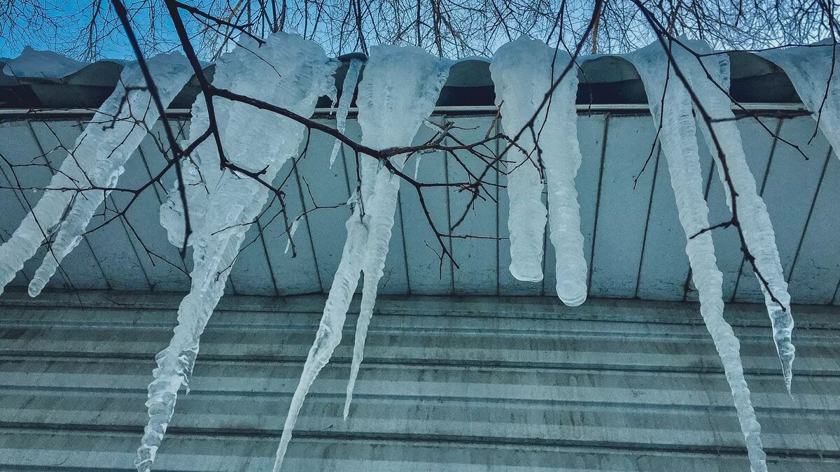     Только пережили падающие на машины деревья этой осенью, как теперь надо спасать автомобили от наледи и сосулек. Рассказываем, что делать, если снег или лед с крыши попал на машину и повредил ее. Кто виноват, и к кому обращаться за компенсацией.