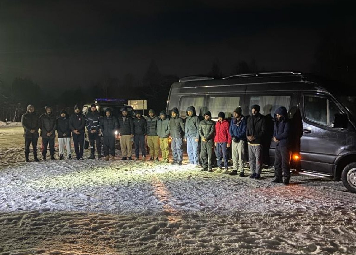    Две группы иностранцев задержали в Псковской области