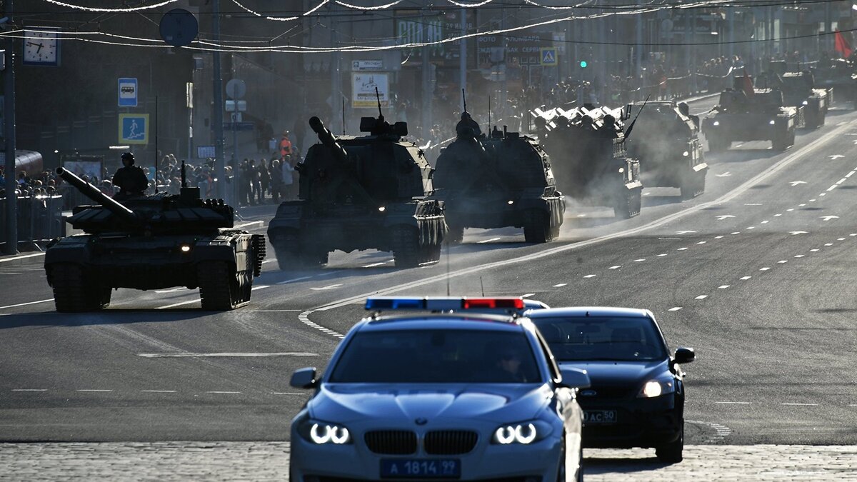    Танк Т-72Б3, самоходные гаубицы "Коалиция-СВ" и "Мста-С", зенитные ракетные комплексы "БУК-М2" и "Тор-М2У"© РИА Новости . Максим Блинов