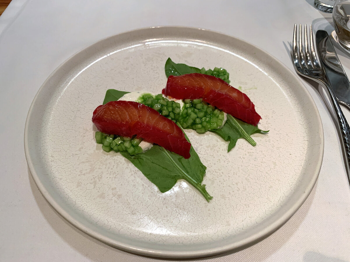 Форель, маринованная в бруснике из ресторана Selfie. Удивительное блюдо, которое кажется легко приготовить дома.