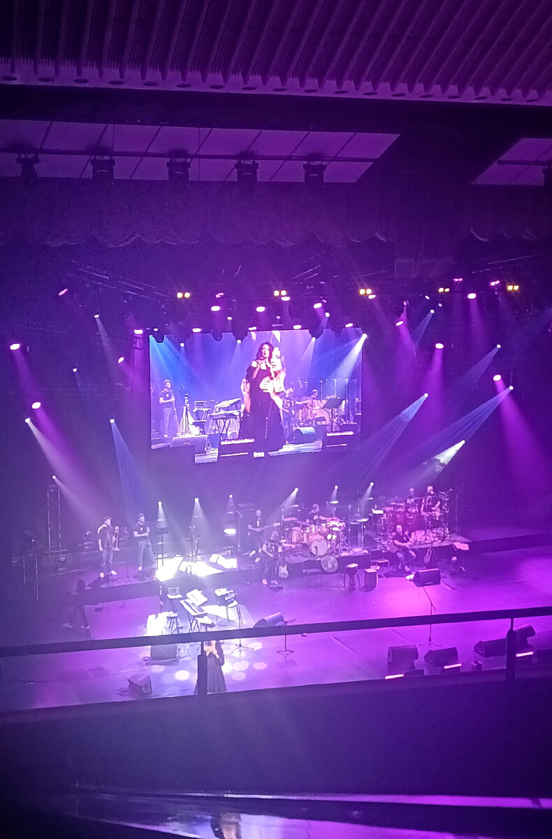 Все фото в статье авторские. Сидела на балконе, не очень была видимость. Как так получился у меня этот кадр? 😳😲Наложением? Не понимаю. Но здесь хотелось бы портрета певицы крупным планом с её бледным лицом, горящими глазами, чёрными локонами цыганки и ироничной полуулыбкой. Эх! 😔 На следующий концерт надо партер брать, первые ряды. 