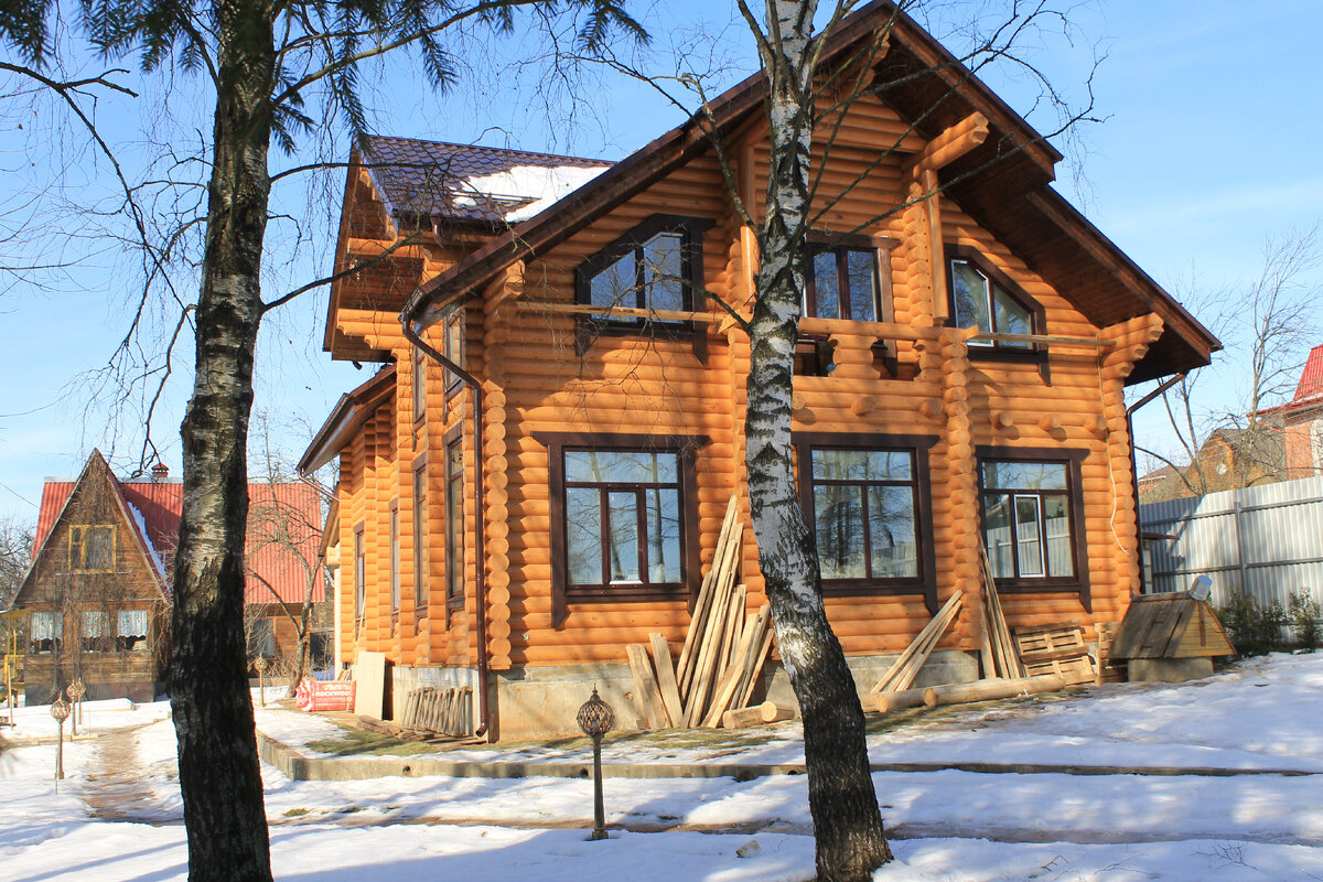 Цвет стен сруба, близкий к натуральным цветам дерева - сосна, лиственница, дуб.