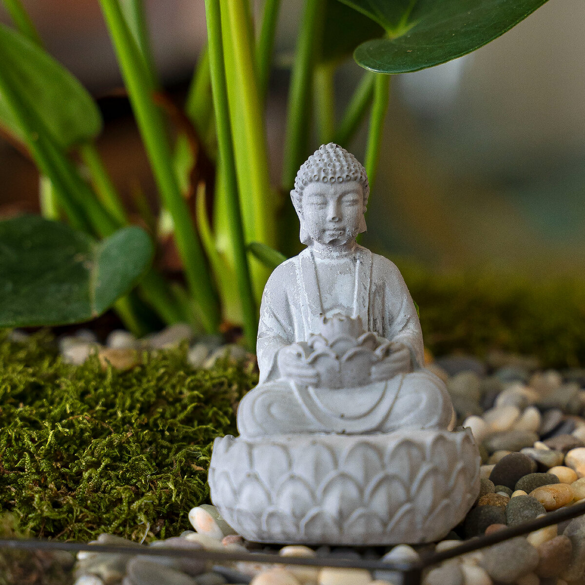 Статуэтка "Будда" в цветочной композиции