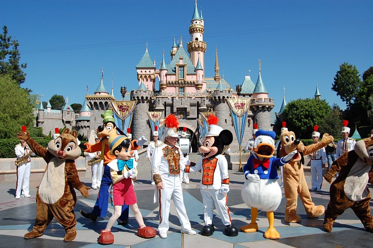Почему дисней закрыли. Уолт Дисней парк развлечений в США. Диснейленд Лос Анджелес аттракционы. Анахайм Калифорния Диснейленд. Парк Диснейленд, Анахайм, Калифорния (Disneyland Park).