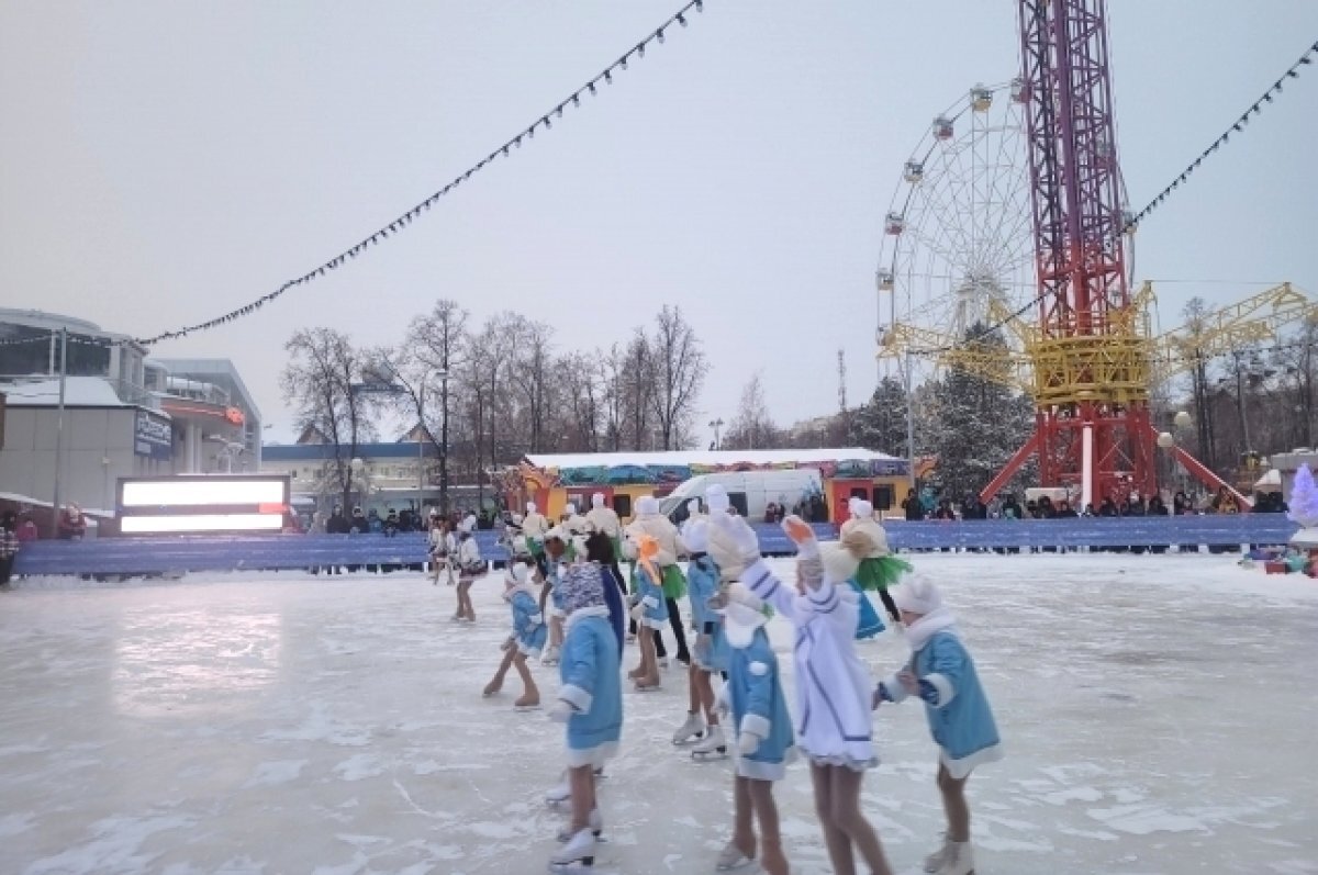    В Тюмени на Цветном бульваре открыли самый большой в городе каток