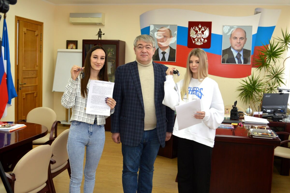    Мэр Железногорска вручил двум сиротам ключи от квартир