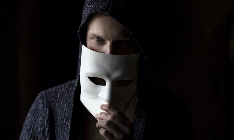 Шизофрения — одно из самых тяжелых и загадочных психических заболеваний. Человеку сложно признаться окружающим (да и самому себе), что он слышит голоса в голове. Считается, что такой диагноз автоматически перечеркивает возможности нормального общения с людьми, нормальной работы и в целом жизни. Но так ли это?