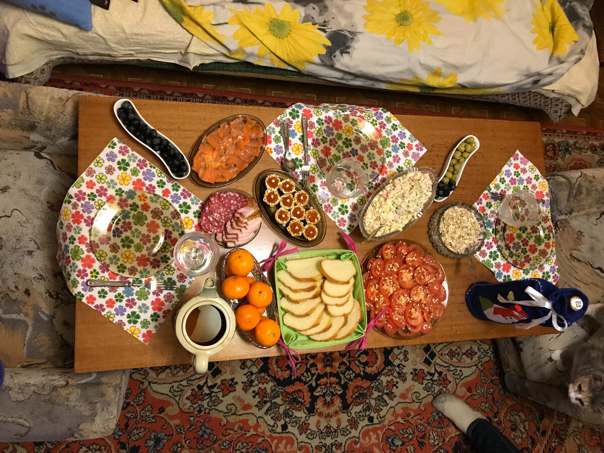 Вон они, справа от хлебушка - наши фирменные помидорки.