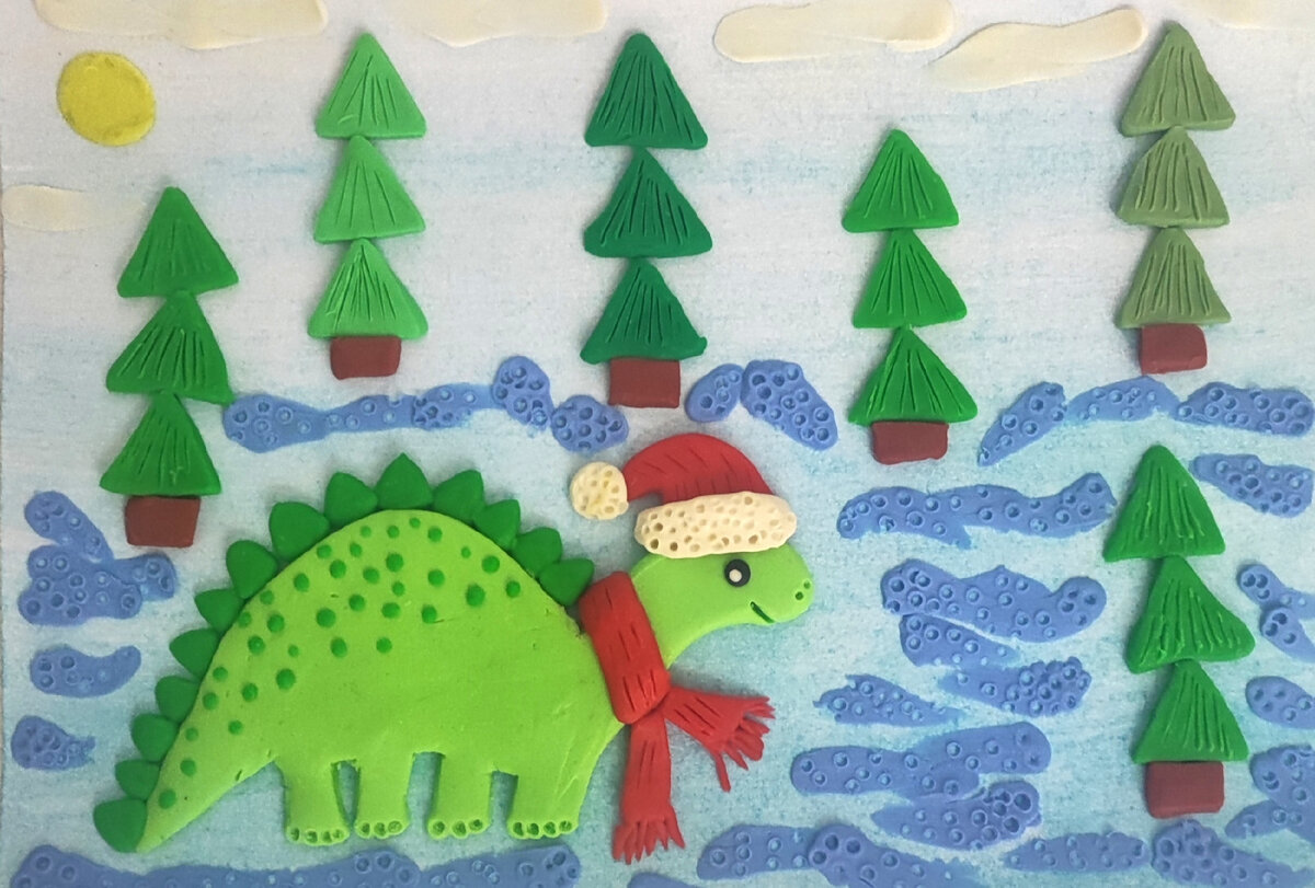 Готовый вариант аппликации из пластилина на картоне Новогодний динозаврик в лесу.