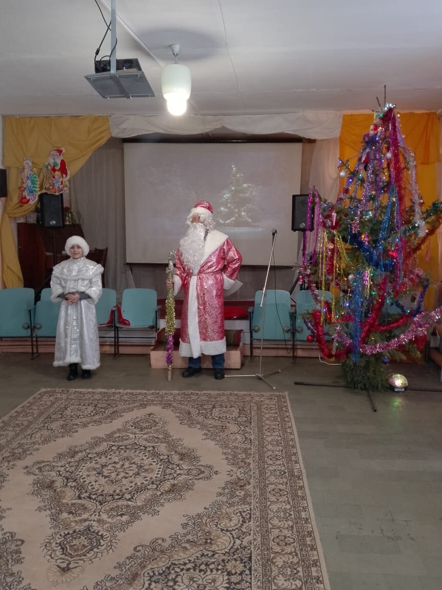 Вот он, красавец Дед Мороз с внучкой Снегурочкой.🎄🎅❄