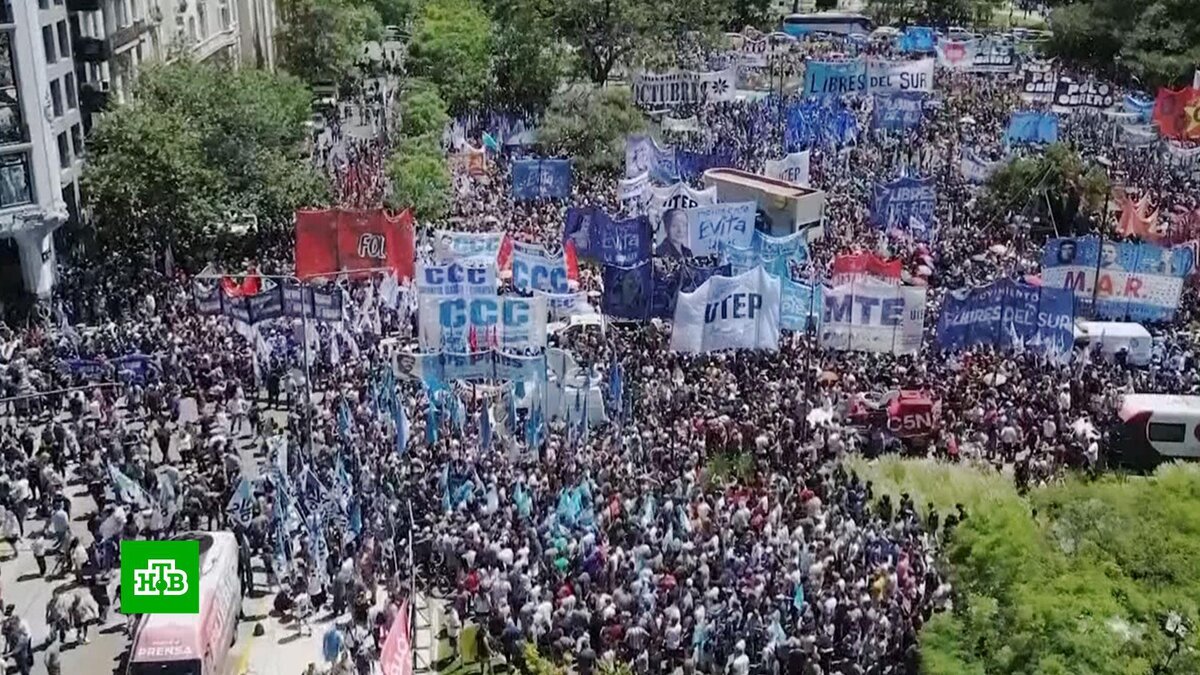    «Кто не скачет, тот за Милея»: противники нового лидера Аргентины вышли на улицы