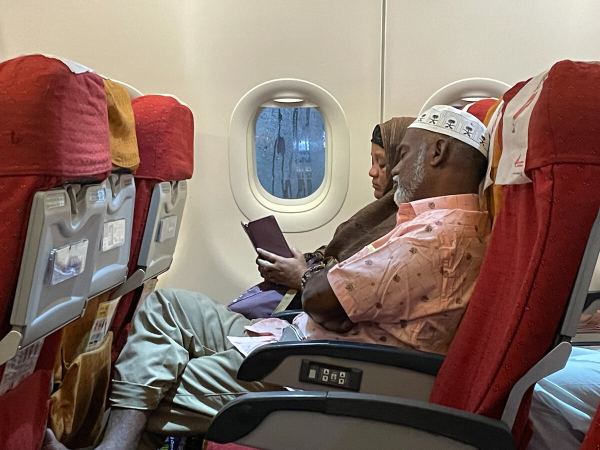 В салоне самолета авиакомпании "Air India". SunTravel (с)