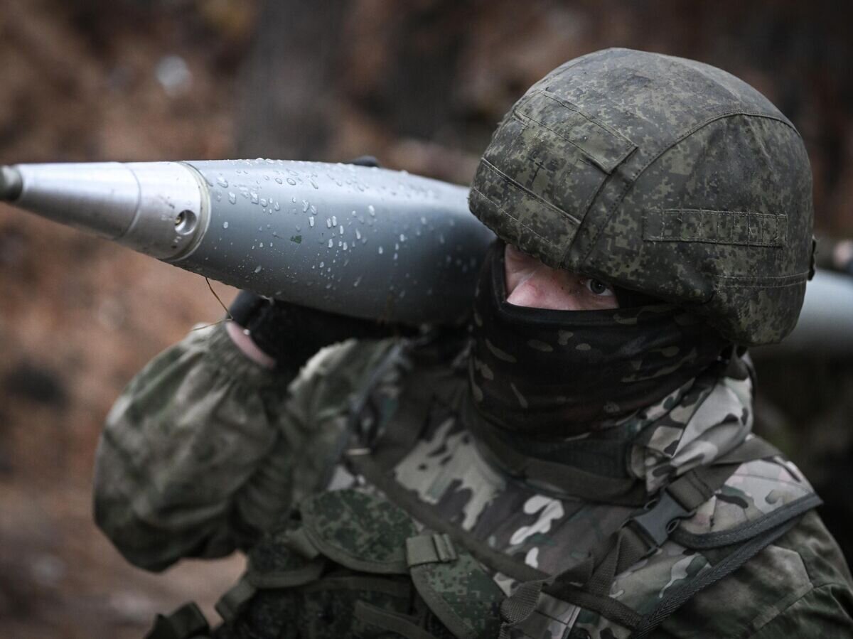    Военнослужащие гвардейского мотострелкового полка ЦВО переносят снаряд для РСЗО БМ-21 "Град" на Краснолиманском направлении спецоперации© РИА Новости / Станислав Красильников