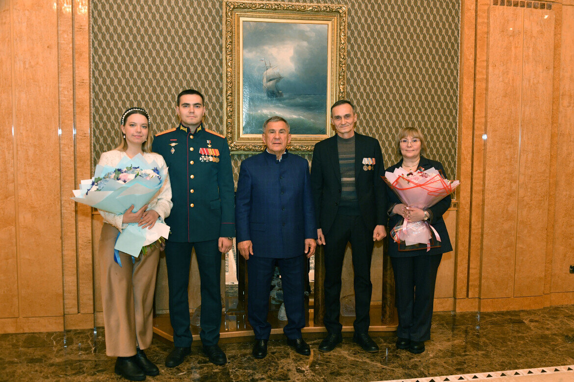 ​В республике Героя и его близких встретил Раис Татарстана. Фото: rais.tatarstan.ru