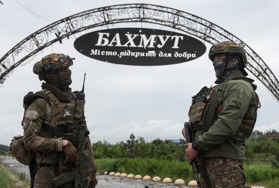    Военнослужащие частной военной компании (ЧВК) «Вагнер» на одной из улиц города. Артемовск (украинское название — Бахмут)