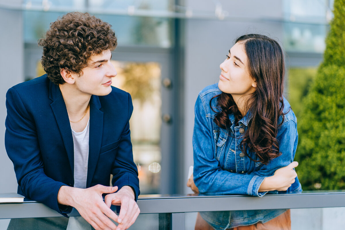 2 девушки 1 парень с разговорами. Listener friend. Students talking.