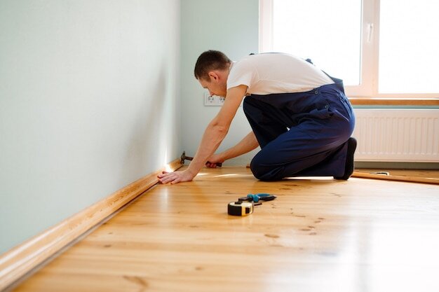 Фото из интернета установка плинтуса