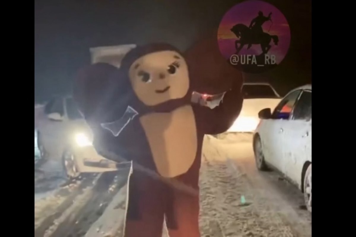    Предновогоднее настроение даже в пробке взяло верх.