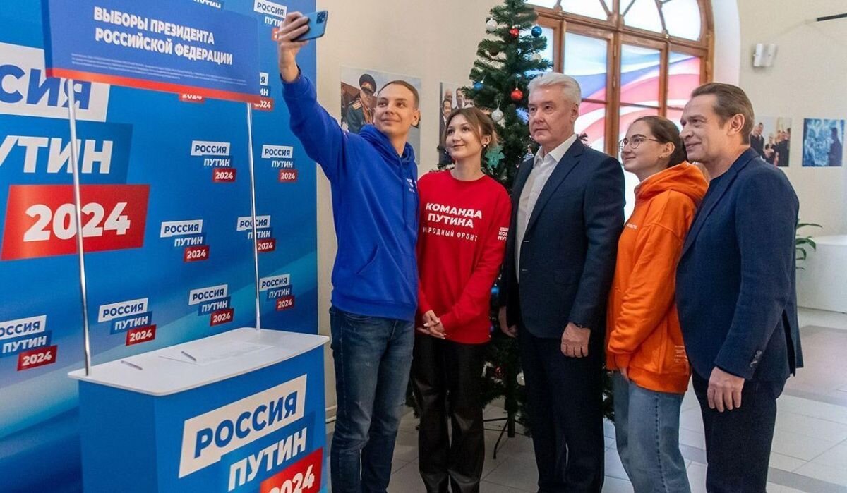     Собянин и Машков с ребятами. Источник: mos.ru Автор фото: Пресс-служба Мэра и Правительства Москвы