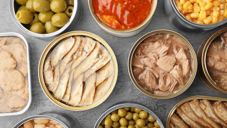Чем вредны консервы в банке 

Овощные, мясные и рыбные консервы — это быстрый и доступный способ организовать полноценный обед или ужин. Но на самом деле есть две важные причины, по которым лучше отказаться от еды в железных банках.  

❌ При изготовлении жестяных банок производители используют материалы, которые выделяют опасное химическое вещество - бисфенол. Существуют официальные исследования, которые показывают прямую связь между бисфенолом в питании и репродуктивными нарушениями в организме человека, увеличением риска развития диабета и сердечно-сосудистых заболеваний.  
❌ Во время процесса консервирования продукты часто подвергаются высокой температуре, что может привести к потере витаминов и питательных веществ. По сравнению с свежими продуктами, консервы содержать меньше полезных питательных веществ.  

Конечно же, если кушать консервы изредка, то ни о каком глобальном вреде для организма не может быть и речи. Но в целом, следует ответственно сокращать вхождение таких продуктов в рацион.