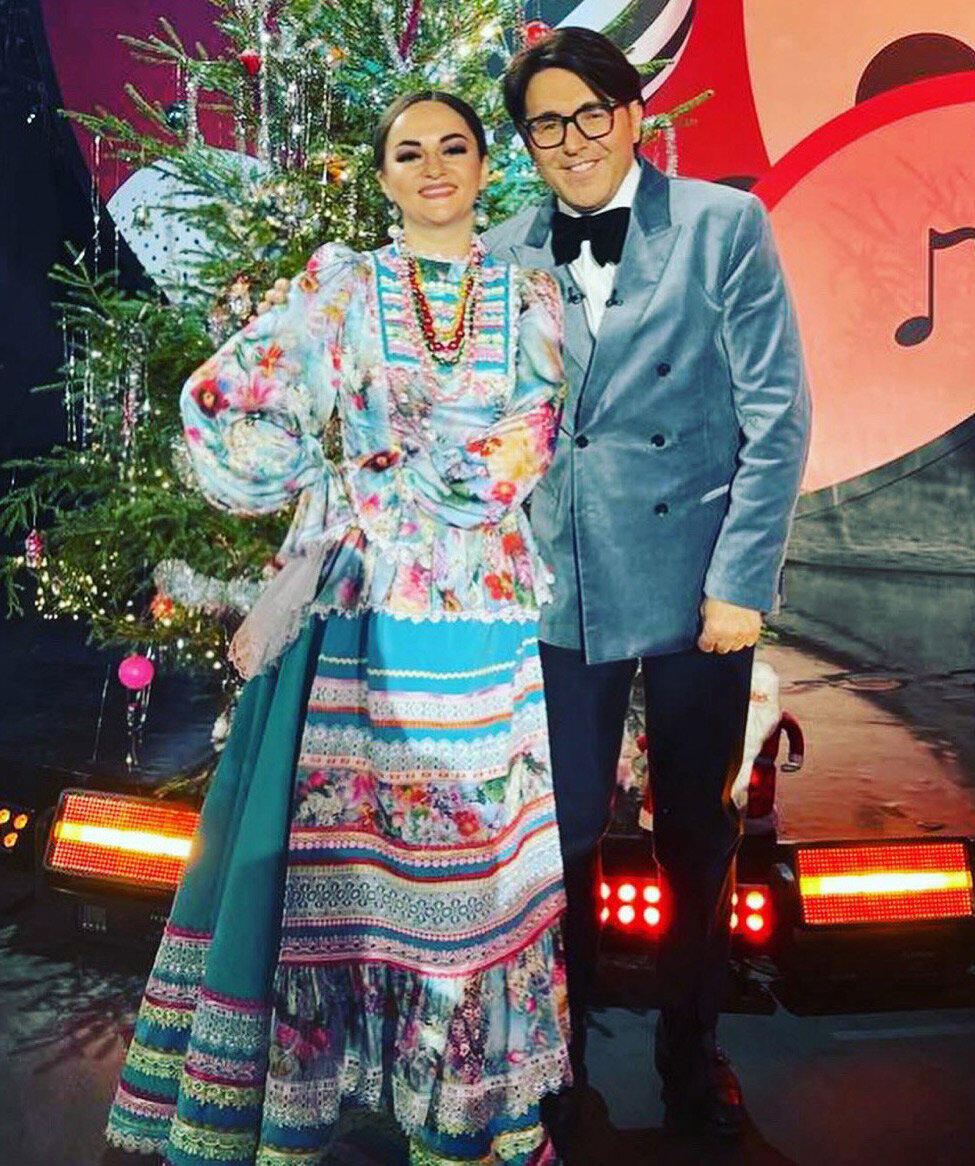 Солистка народного ансамбля «Казачья воля» Яна Федосенкова на съёмках у Андрея Малахова