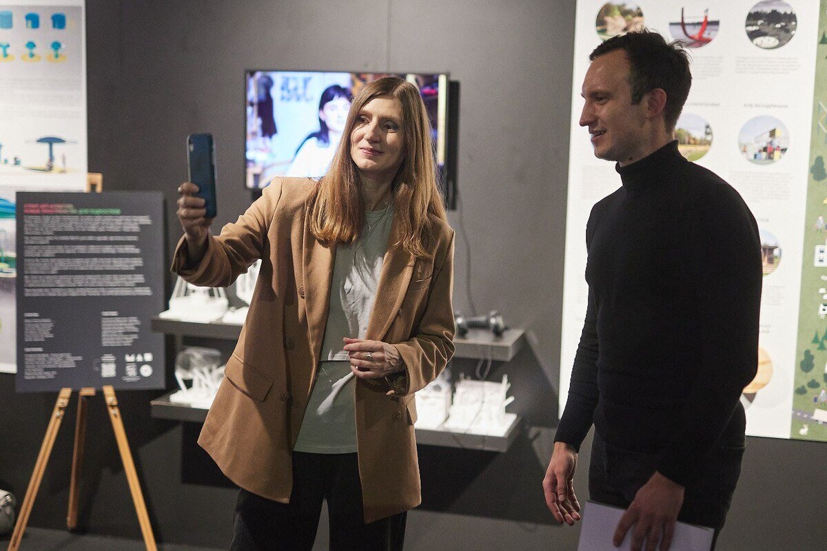       Наталия Порошкина и Илларион Комаров на стенде проекта на выставке «Ре-формация социального» Фото: пресс-служба