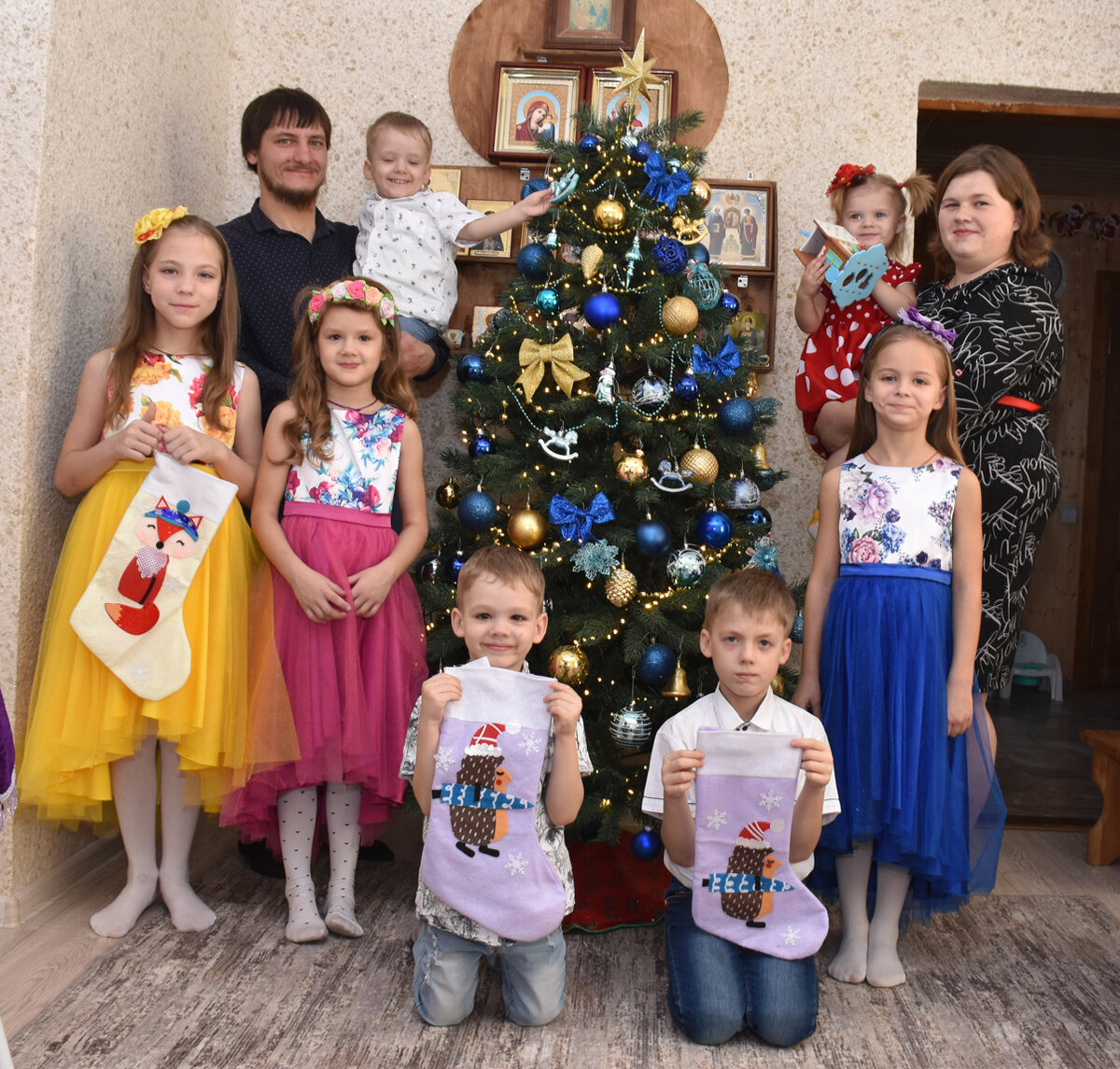 Семья Гуриных в ожидании новогодних праздников. Фото Светланы ОСЕЦКОЙ.