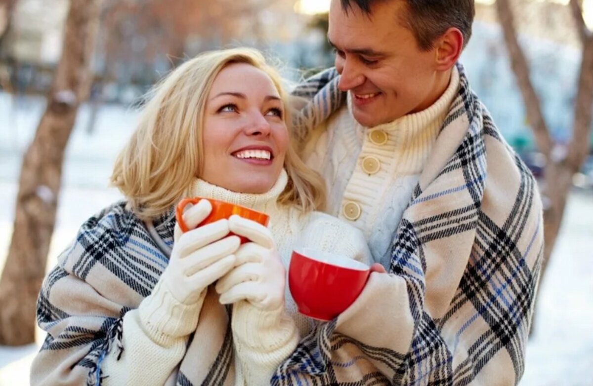 Нежный заботливый добрый. Муж и жена зимой. Счастливая женщина зимой. Мужчина и женщина зима. Заботливый парень.