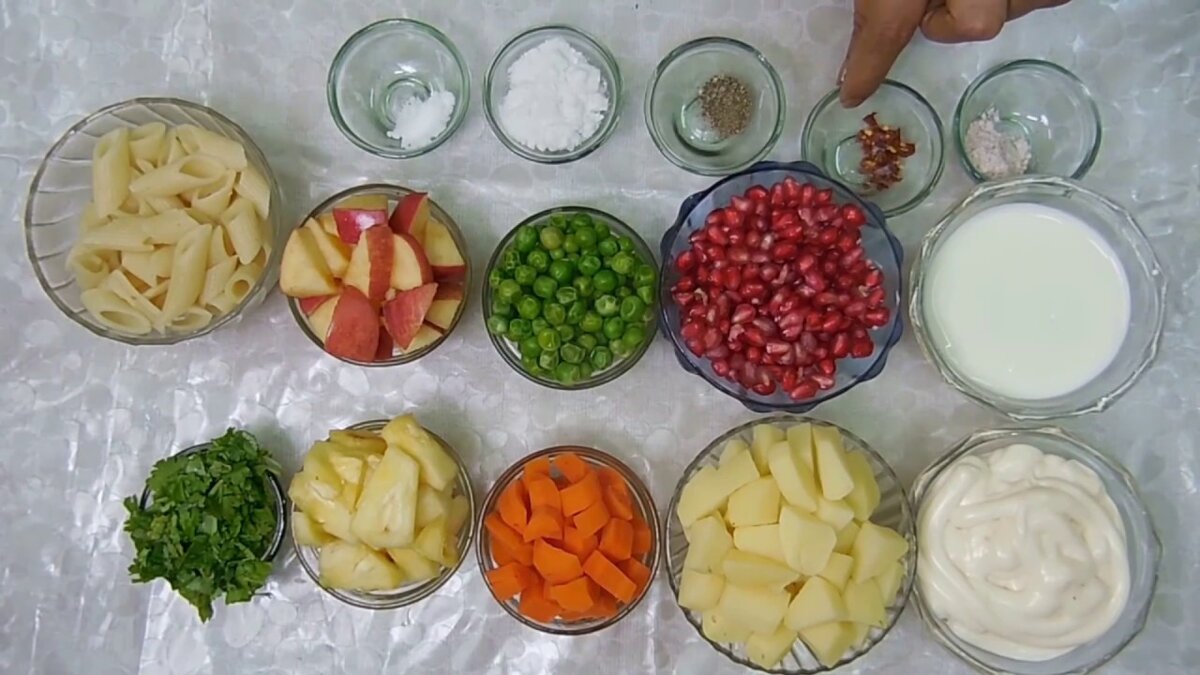 Такие ингредиенты в оливье индийские кулинарные блогеры. Фото: YouTube