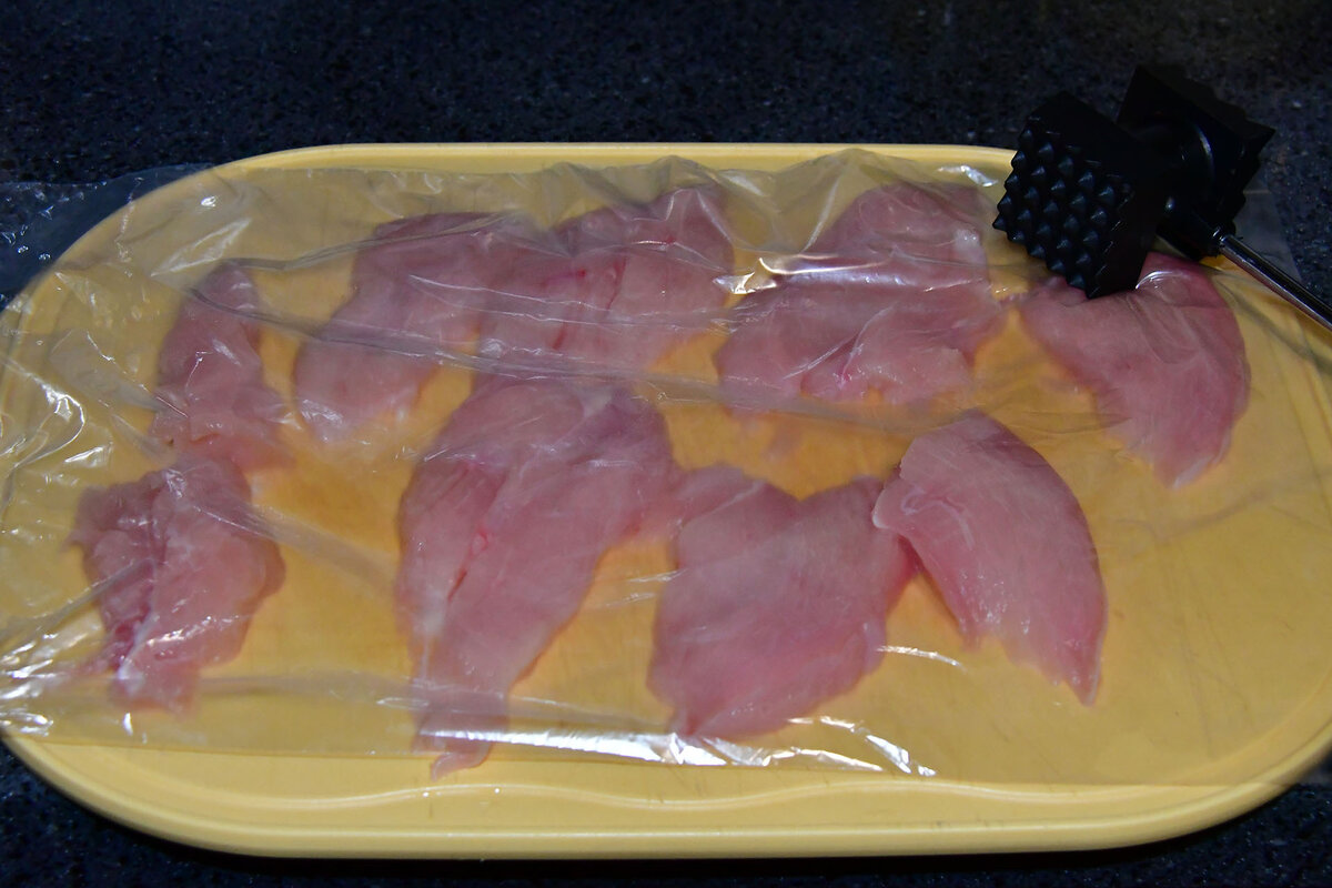 Отбиваем шницели молотком