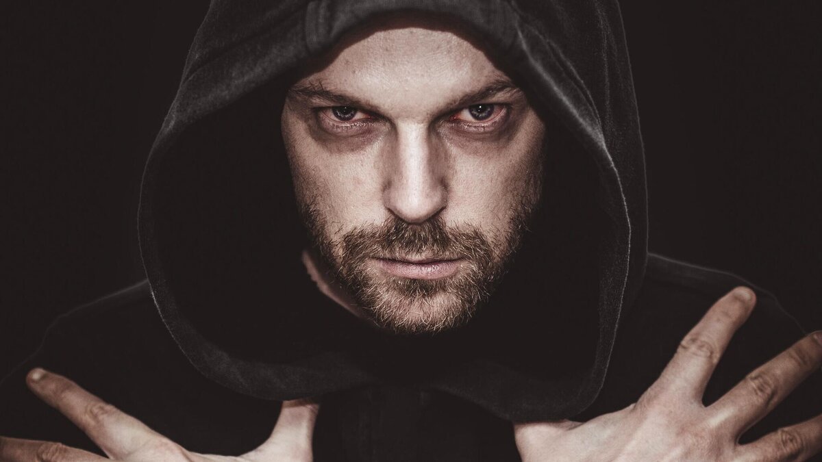    Что заставляет людей годами оставаться в секте? © Unsplash / Sander Sammy