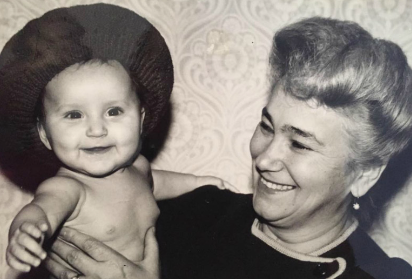 Анна с бабушкой в детстве 