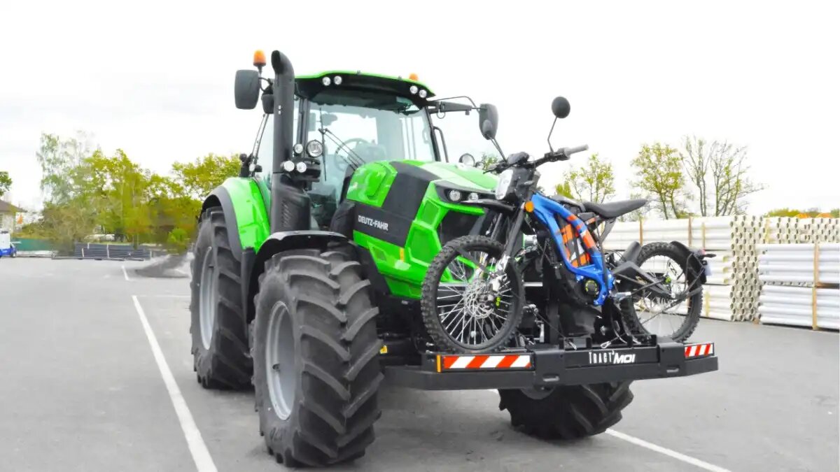 Фото: tractmoi.com Новое устройство для крепления велосипедов, питбайков и квадроциклов на трактор от TractMoi 