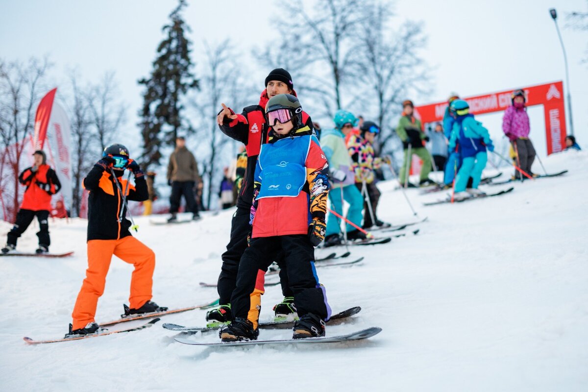 Москва куда сходить в выходные с детьми. Зимний спорт. Катание на лыжах. Горные лыжи. Зимний вид.