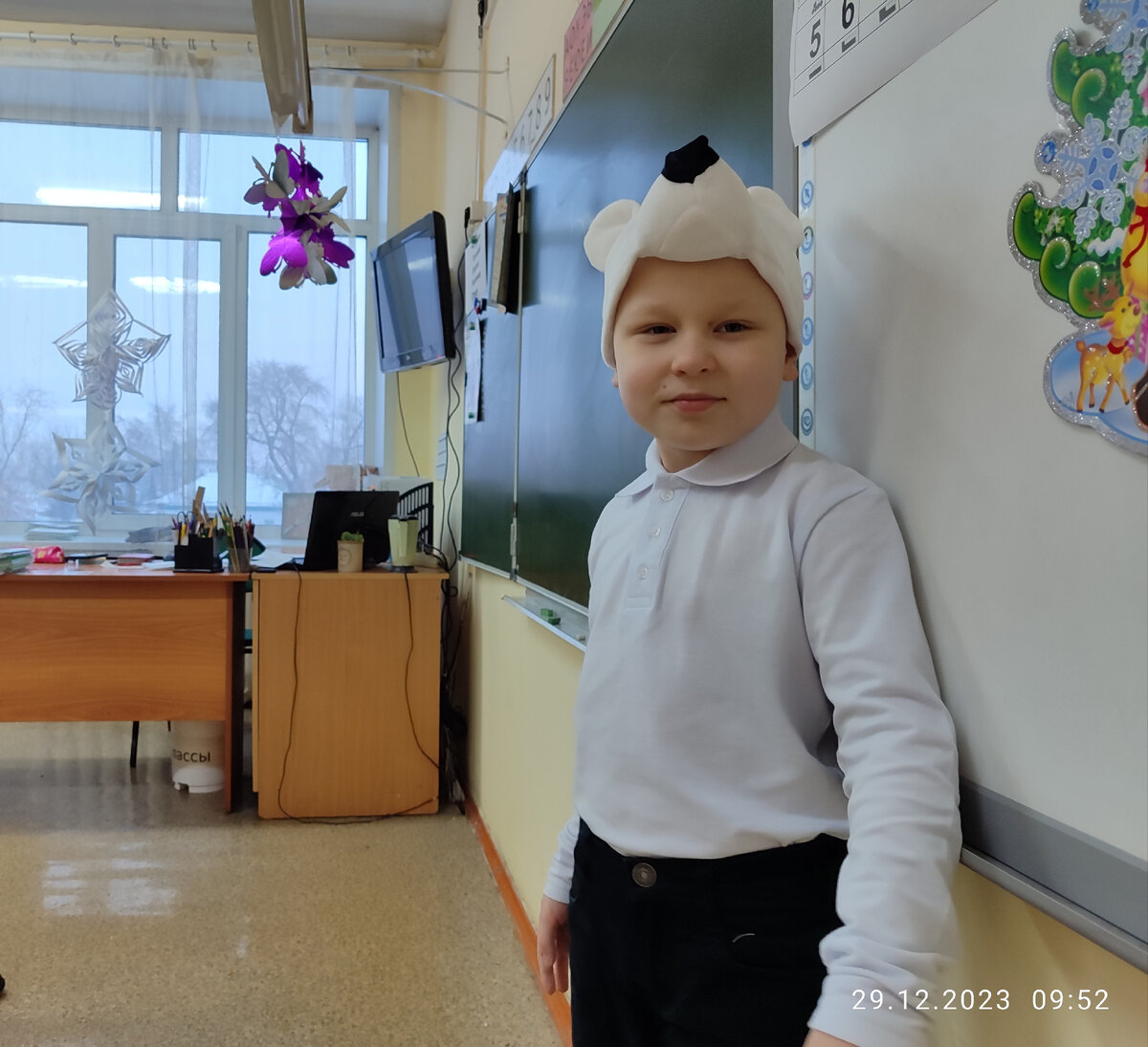 Паша в классе. Батю, кстати, на утренник не пустили. Только двух человек пустили - меня и ещё одну маму