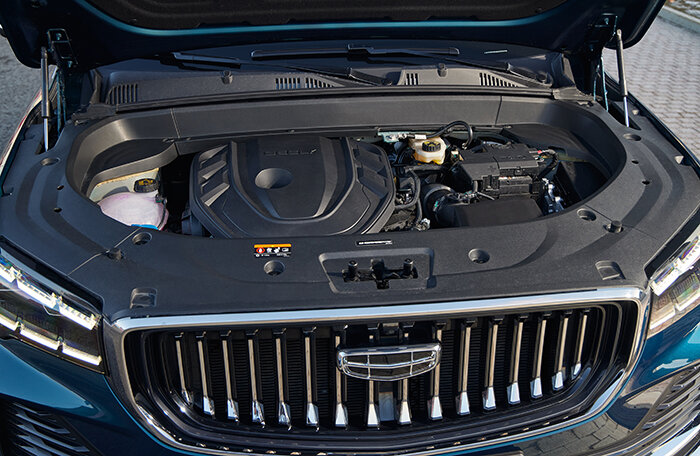     Под капотом двухлитровый, уже хорошо известный по моделям Volvo и Geely турбомотор мощностью 238 лошадиных сил, который работает в паре с классическим восьмиступенчатым «автоматом». Поэтому вопросов к тандему нет — он радует слаженной и четкой работой.     
 Фото: Geely