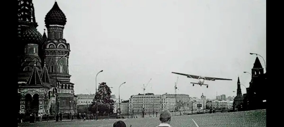 Руст самолет на красной площади. Маттиас Руст на красной площади 1987. Матиас Руст на красной площади. Руст приземлился на красной площади в 1987. Матиас Руст приземлился на красной площади.