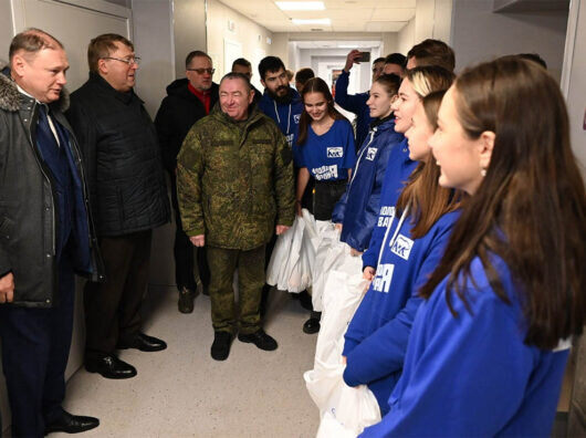    Накануне Нового года Александр Ищенко и Владимир Ревенко передали Окружному военному госпиталю оборудование //Фото Единая Россия