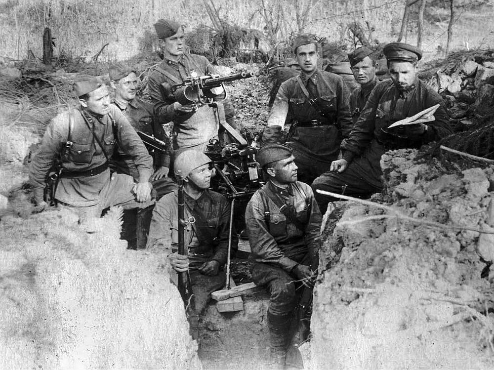 Василий Маргелов с бойцами во время Великой Отечественной войны 
